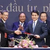 Thủ tướng Nguyễn Xuân Phúc chứng kiến Lễ ký kết hợp tác giữa Ủy ban Nhân dân Thành phố Hà Nội và Đại sứ quán Nhật Bản. (Ảnh: Thống Nhất/TTXVN)