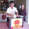 Cử tri xã Mỹ Hà, huyện Mỹ Lộc (Nam Định) bỏ phiếu bầu thêm đại biểu Hội đồng nhân dân xã tại điểm bỏ phiếu đình làng Bảo Long. (Ảnh: Văn Đạt/TTXVN)