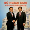 Phó Thủ tướng, Bộ trưởng ngoại giao Phạm Bình Minh đón, hội đàm với Bộ trưởng Ngoại giao Lào, Saleumxay Kommasit. (Ảnh: Nguyễn Khang/TTXVN)