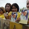 Người dân Thái Lan cầm ảnh chân dung Nhà Vua Bhumibol Adulyadej tại lễ kỷ niệm 70 ngày đăng quang của Nhà Vua, ở Bangkok, ngày 9/6. (Nguồn: AFP)