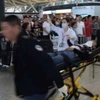 Cấp cứu một người bị thương trong vụ nổ ở sân bay Thượng Hải. (Nguồn: scmp.com)