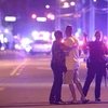 Cảnh sát Orlando hướng dẫn người nhà các nạn nhân đứng xa hiện trường vụ xả súng. (Nguồn: AP)