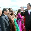 Nhân dân Lào và cán bộ, nhân viên Lãnh sự quán, bà con kiều bào tại tỉnh Champasak đón Chủ tịch nước Trần Đại Quang tại sân bay Quốc tế Pakse. (Ảnh: Nhan Sáng/TTXVN)