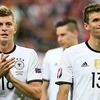 Toni Kroos và Thomas Müller (phải) của đội tuyển Đức sau khi kết thúc trận đấu với Ba Lan. (Nguồn: AFP)