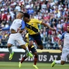 Pha tranh bóng giữa các cầu thủ đội Mỹ (áo trắng) và Ecuador (áo vàng) trong trận đấu. (Nguồn: AFP/TTXVN)