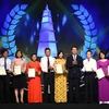 Chủ tịch nước Trần Đại Quang và ông Võ Văn Thưởng, Ủy viên Bộ Chính trị, Trưởng Ban Tuyên giáo Trung ương trao giải A cho các tác giả đoạt giải. (Ảnh: Minh Quyết/TTXVN)