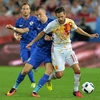 Một pha tranh bóng giữa cầu thủ Croatia (áo xanh) và Tây Ban Nha (áo trắng). (Nguồn: AFP)