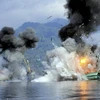 Một vụ đánh chìm tàu cá nước ngoái đánh bắt hải sản trái phép ở Indonesia. (Nguồn: Reuters)