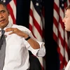 Tổng thống Mỹ Barack Obama và ông chủ Facebook Mark Zuckerberg trong một cuộc thảo luận ở trụ sở Facebook năm 2011. (Nguồn: Getty Images)