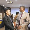 Đại diện doanh nghiệp hai nước trao đổi hợp tác kinh doanh tại buổi giao thương. (Nguồn: Đại sứ quán Việt Nam tại Mozambique)