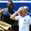 Huấn luyện viên Didier Deschamps và tiền vệ Paul Pogba trong buổi tập ở sân Parc Olympique Stadium, Lyon, ngày 25/6. (Nguồn: AFP)
