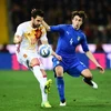 Một pha tranh bóng giữa cầu thủ hai đội Tây Ban Nha (áo trắng) và Italy (áo xanh) trong trận đấu giao hữu hồi tháng Ba. (Nguồn: AFP)