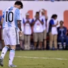 Lionel Messi buồn bã sau khi trận đấu Argentina-Chile kết thúc. (Nguồn: AFP)