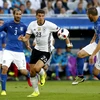 Pha đi bóng của cầu thủ Đức Mario Gomez (giữa) trong trận đấu với đội tuyển Italy ở vòng tứ kết EURO 2016. (Nguồn: EPA/TTXVN)