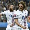 Cầu thủ Birkir Bjarnason (phải) ăn mừng khi ghi bàn rút ngắn tỷ số xuống 2-5 cho Iceland vào lưới đội tuyển Pháp. (Nguồn: EPA/TTXVN)