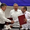 Tổng thống Colombia Juan Manuel Santos (trái), thủ lĩnh FARC Timoleon Jimenez (phải) và Chủ tịch Cuba Raul Castro tại lễ ký kết ở La Habana (Cuba), ngày 23/6. (Nguồn: EPA/TTXVN)