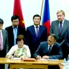 Thứ trưởng Hồ Thị Kim Thoa và Thứ trưởng Bộ Công Thương Séc Jiri Koliba ký biên bản về thỏa thuận hợp tác song phương trong giai đoạn 2016-2020. (Ảnh: Quang Vinh/Vietnam+)