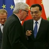 Thủ tướng Trung Quốc Lý Khắc Cường và Chủ tịch Ủy ban châu Âu Jean-Claude Juncker (giữa), Chủ tịch Hội đồng châu Âu Donald Tusk tại Hội nghị thượng đỉnh EU-Trung Quốc ở Bắc Kinh, ngày 12/7. (Nguồn: AFP)