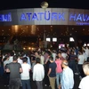 Người dân đứng vây quanh một chiếc xe tăng ở sân bay Ataturk. (Nguồn: AP)