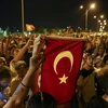 Người dân Thổ Nhĩ Kỳ đổ ra các đường phố ở Ankara, phản đối đảo chính. (Nguồn: Anadolu Agency/TTXVN)