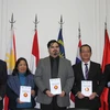 Đại diện Đại sứ quán các nước ASEAN tại lễ ra mắt cuốn sách. (Ảnh: Diệu Hương/Vietnam+)