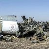 Mảnh vỡ máy bay A321 tại hiện trường ở Wadi al-Zolomat, bán đảo Sinai, Ai Cập ngày 1/11/2015. (Nguồn: AFP/ TTXVN)