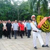 Đoàn lãnh đạo tỉnh Hà Giang tới viêng, dâng hương ở nghĩa trang liệt sỹ Quốc gia Vị Xuyên. (Nguồn: hagiang.gov.vn)