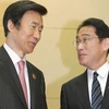 Ngoại trưởng Nhật Bản Fumio Kishida (phải) và người đồng cấp Hàn Quốc Yun Byung Se. (Nguồn: Kyodo)
