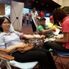 Các tình nguyện viên tham gia hiến máu tại ngày hội. (Ảnh: Thùy Giang/Vietnam+)