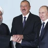 Tổng thống Azerbaijan Ilham Aliev bắt tay Tổng thống Nga Vladimir Putin và Tổng thống Iran Hassan Rouhani. (Nguồn: EPA)