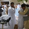 Người dân Pakistan đau buồn trước cái chết của người thân trong vụ đánh bom. (Nguồn: AFP/TTXVN)