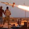 Quân Chính phủ bắn tên lửa vào thành trì của tổ chức Nhà nước Hồi giáo (IS) tự xưng tại Sirte.(Nguồn: Reuters)