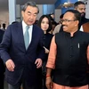 Bộ trưởng Ngoại giao Trung Quốc Vương Nghị cùng với các quan chức Ấn Độ ở Goa, ngày 12/8. (Nguồn: AFP)