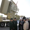 Tổng thống Hassan Rouhani (thứ 3 trái) và Bộ trưởng Quốc phòng Hossein Dehghan (trái) đứng trước hệ thống phòng thủ tên lửa mới mang tên Bavar 373. (Nguồn: EPA/TTXVN)