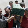 Chuyển thi thể một em bé 3 tháng tuổi thiệt mạng trong vụ đánh bom ở Gaziantep. (Nguồn: EPA/TTXVN)