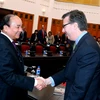 Thủ tướng Nguyễn Xuân Phúc với Chủ tịch kiêm Giám đốc điều hành Hội đồng Kinh doanh Hoa Kỳ-ASEAN, ông Alexander Feldman. (Ảnh: Thống Nhất/TTXVN)