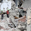 Lực lượng cứu hộ huy động chó nghiệp vụ tìm kiếm các nạn nhân tại hiện trường đổ nát sau động đất ở Amatrice ngày 24/8. (Nguồn: THX/TTXVN)