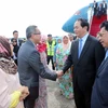 Các quan chức của Brunei đón Chủ tịch nước Trần Đại Quang và Phu nhân tại sân bay quốc tế Bandar Seri Begawan. (Ảnh: Nhan Sáng/TTXVN)