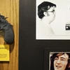 Mark David Chapman (ảnh trên bên phải) cùng khẩu súng mà tên này dùng để sát hại John Lennon. (Nguồn: AP)
