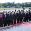 Lãnh đạo Đảng, Nhà nước đặt vòng hoa và vào lăng viếng Chủ tịch Hồ Chí Minh. (Ảnh: An Đăng/TTXVN)