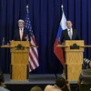 Ngoại trưởng Nga Sergei Lavrov (phải) và Ngoại trưởng Mỹ John Kerry (trái) tại cuộc họp báo chung sau cuộc gặp ở Geneva. (Nguồn: EPA/TTXVN)