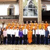 Chủ tịch Nguyễn Thiện Nhân chụp ảnh lưu niệm cùng các hòa thượng, thượng tọa, tăng sinh Học viện Phật giáo Nam tông Khmer. (Ảnh: Thanh Liêm/TTXVN)