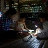 Trẻ em ở làng Dùm, tổ 19, phường Nông Tiến, thành phố Tuyên Quang phải học dưới ánh đèn pin. (Ảnh: Văn Tý/TTXVN)