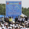 Người dân Triêu Tiên tập trung xem các màn bay biểu diễn ở lễ hội. (Nguồn: AP)