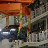 Cần cẩu nâng một chiếc xe Q5 2.0 đời 2016 mới trong ngày khai trương nhà máy mới của Audi tại San Jose Chiapa, ở bang Puebla, Mexico (Nguồn: Reuters)