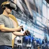 Mark Zuckerberg trải nghiệm kính thực tế ảo Oculus Rift2 tại sự kiện diễn ra ở San Jose, California, Mỹ. (Nguồn: AFP)