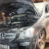 Hà Nội: Xế hộp Mercedes bỗng nhiên bốc cháy giữa phố cổ 