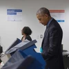 Tổng thống Mỹ Barack Obama bỏ phiếu sớm tại điểm bầu cử ở Chicago ngày 7/10. (Nguồn: AFP/TTXVN)