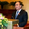 Thủ tướng Nguyễn Xuân Phúc trình bày Báo cáo về kết quả thực hiện kế hoạch phát triển kinh tế-xã hội năm 2016; kế hoạch phát triển kinh tế-xã hội năm 2017. (Ảnh: Thống Nhất/TTXVN)