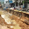 Đường ống nước bị vỡ thuộc Dự án cải tạo nâng cấp Quốc lộ 18 đoạn qua phường Quang Hanh, Cẩm Phả (Quảng Ninh). (Ảnh: Nguyễn Hoàng/TTXVN)